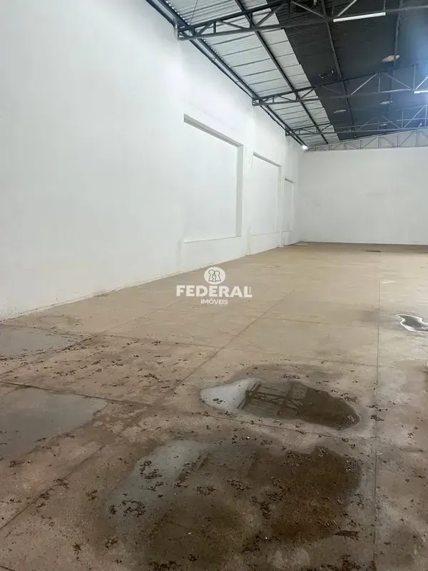 Galpão com total de 450M², sendo 276m2 vão livre, 03 salas com banheiros, Lavabo...