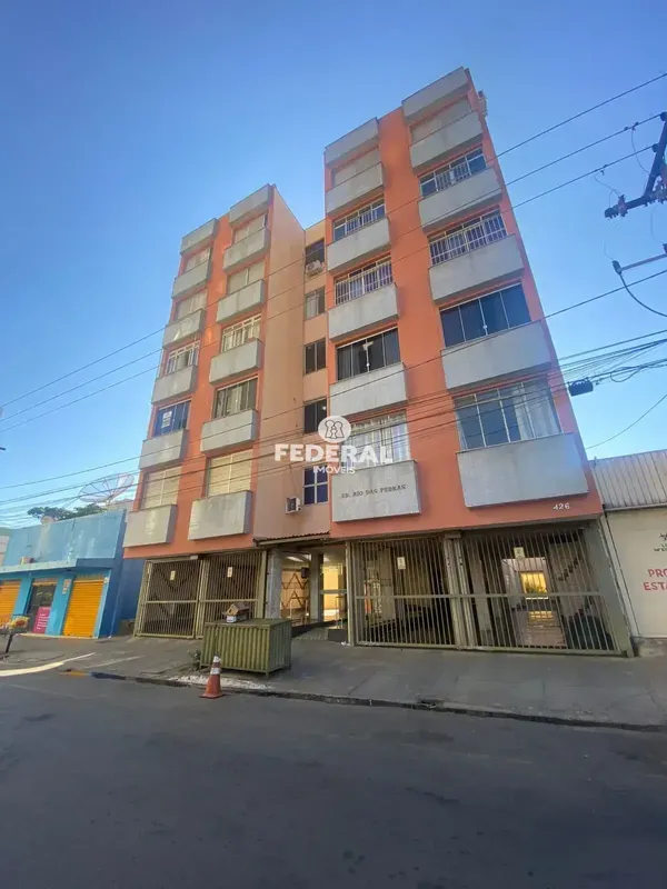03 quartos (sendo 02 com armarios), sala ampla e sala de jantar, cozinha tipo am...