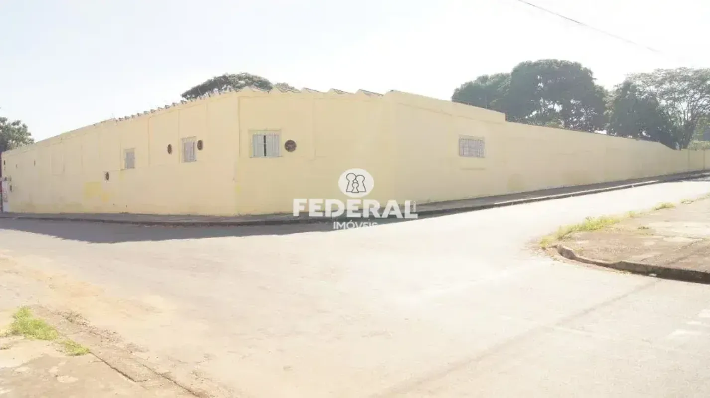 AREA COMERCIAL - 02 galpões, salas para escritório, depósitos, área para carga e...
