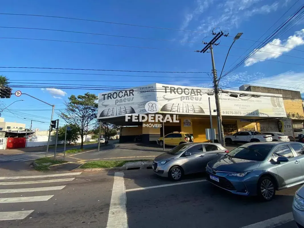 Loja mais lote de esquina aproximadamente 250M², duas portas de aço, dois banhei...