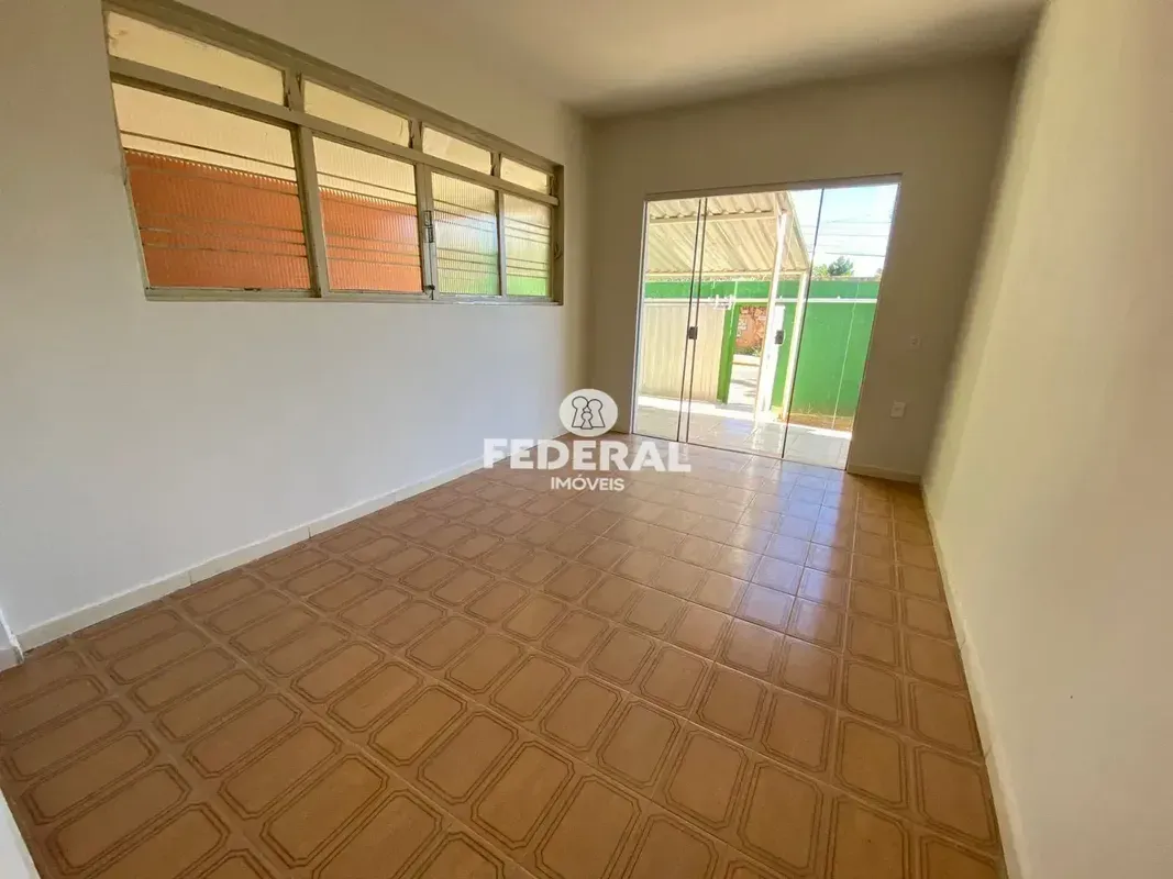 Casa De 03 quartos, sala de estar, banheiro social, copa-cozinha ampla com armár...