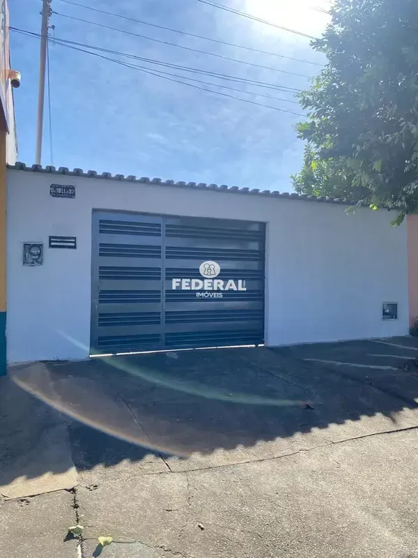 Casa com dois quartos, banheiro social, sala, cozinha com armarios, garagem, qui...