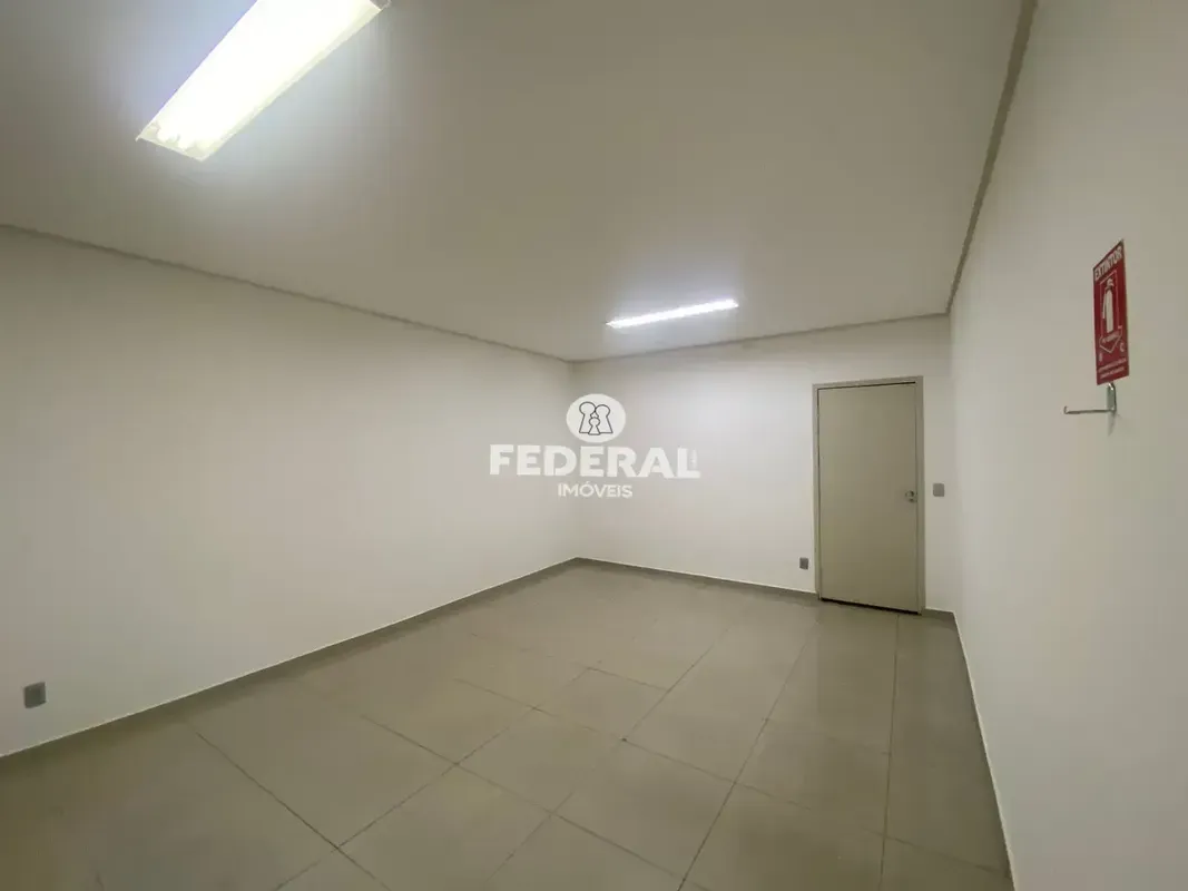 Apresentamos a você esta sala comercial disponível para locação na Galeria Bela ...