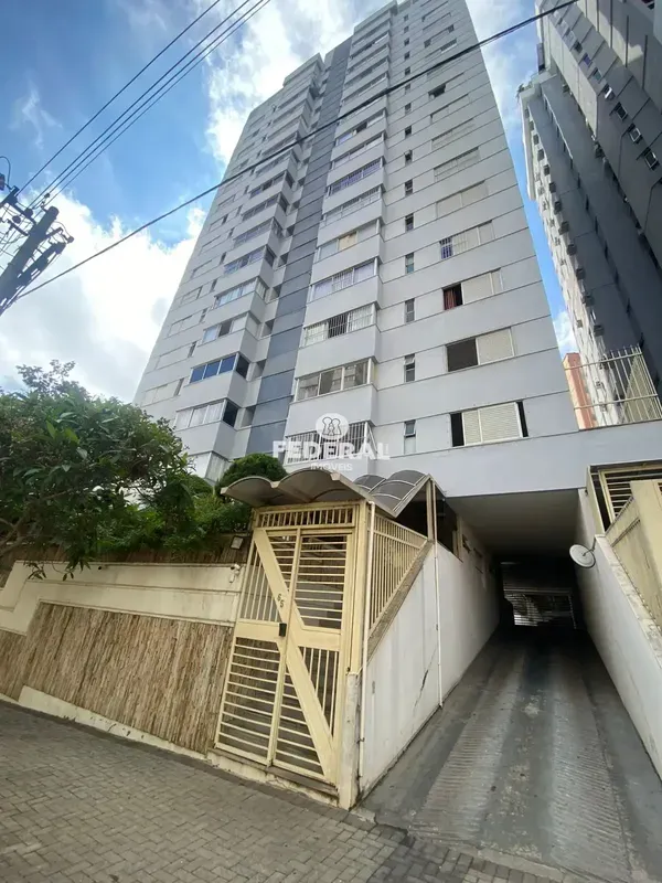 Apartamento para locação com três quartos sendo uma suite, rico em armários, sal...