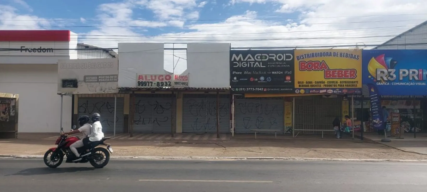 Loja térrea na Avenida Hélio Prates, próximo da Feira dos Goianos na QNH 01 em T...