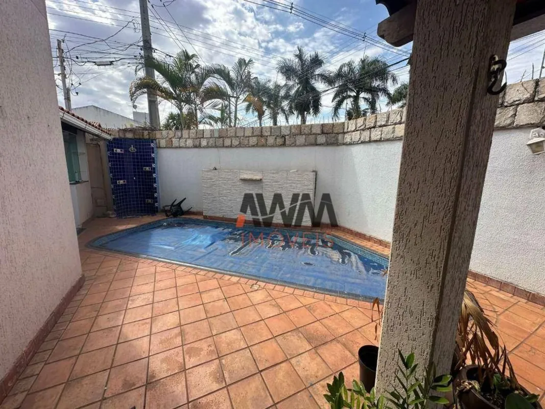 Um Sobrado: Pavimento Térreo: abrigo, sala de estar/jantar, lavabo, cozinha, áre...