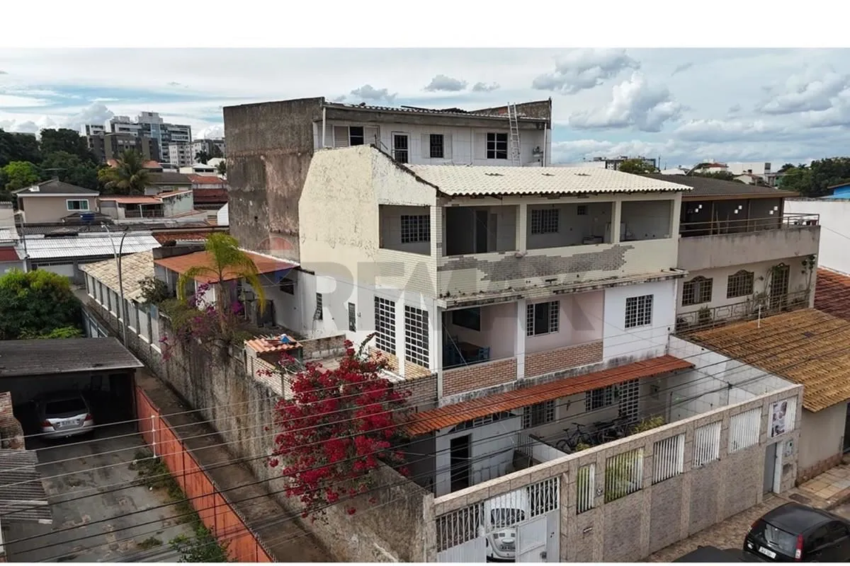 Casa com 3 pavimentos, 206m2 de terreno numa esquina de meio da quadra, com avan...