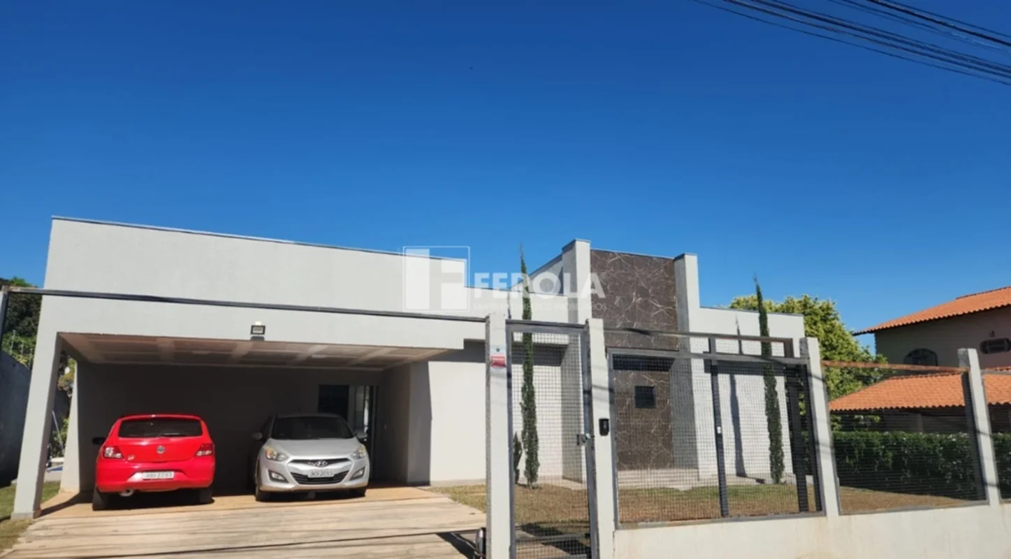Casa térrea situada em terreno de 941 m², com 300 m² de área construída, combina...