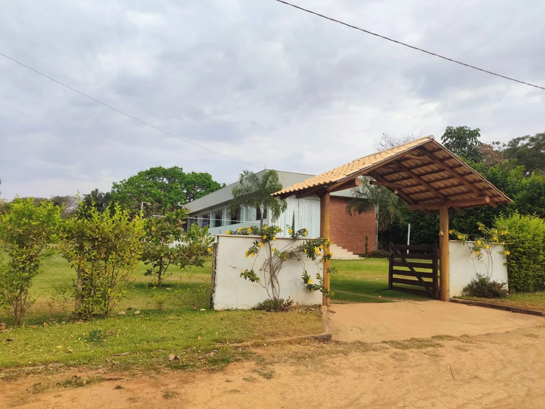 Condomínio das Palmeiras. Chácara super aconchegante com 2.000 m2. Casa com pouc...