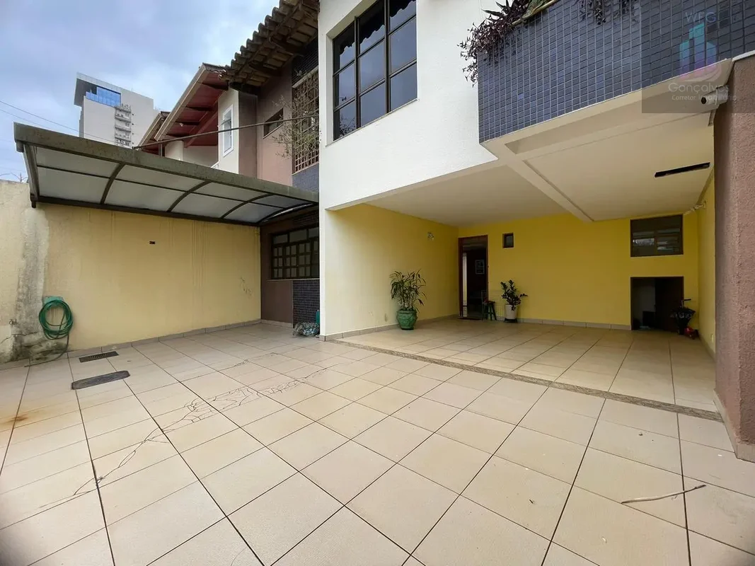 SOBRADO COM 4 QUARTOS 2 SUITES SETOR NOVA SUIÇA Sobrado amplo e bem distribuído,...