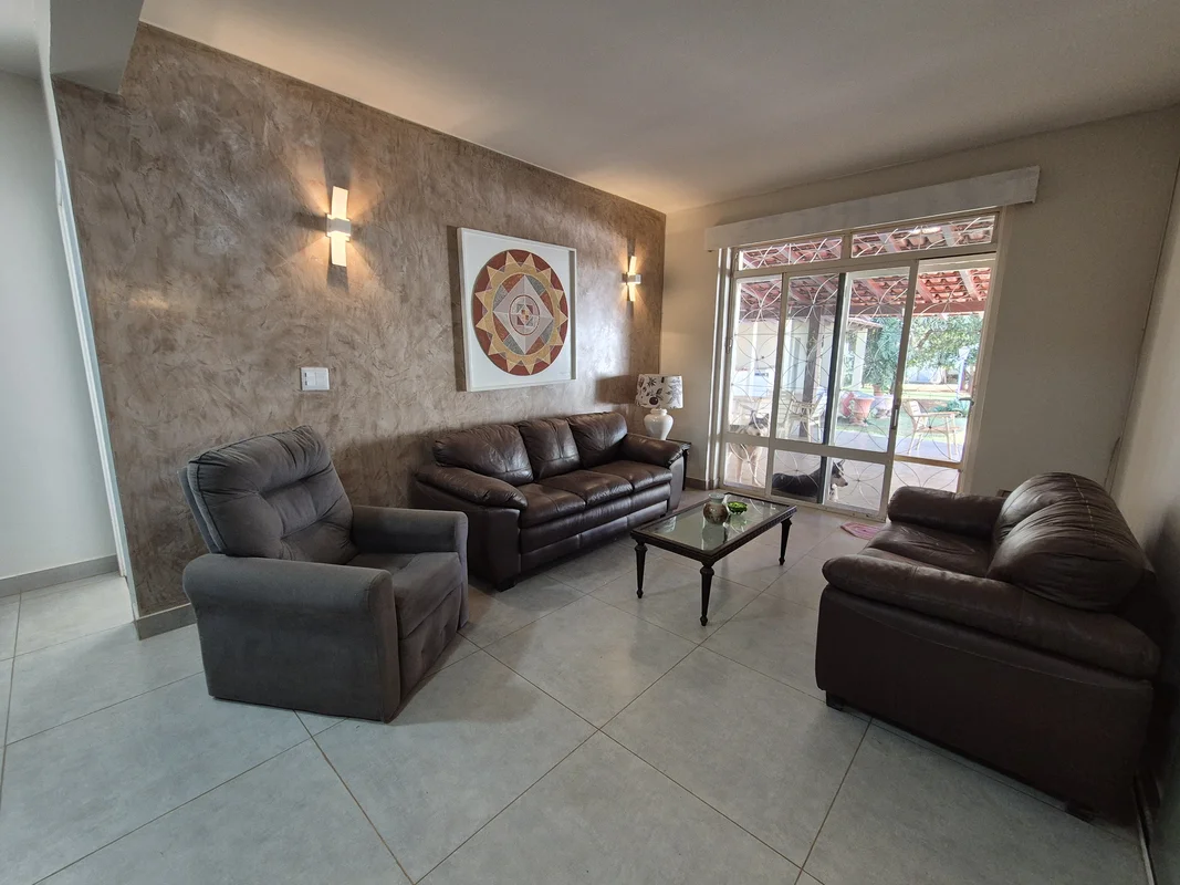 Descubra uma oportunidade única no Lago Sul! Esta casa sobrado, localizada na SH...