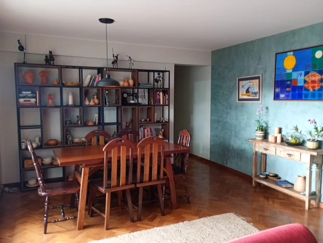 Apartamento amplo com reforma assinada por arquiteto, mantendo o piso da sala e ...