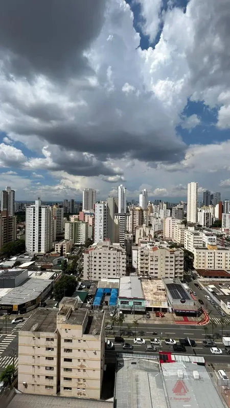 São 3 quartos, sendo 1 suíte. Sala 02 ambientes, com sacada integrada.Área de se...