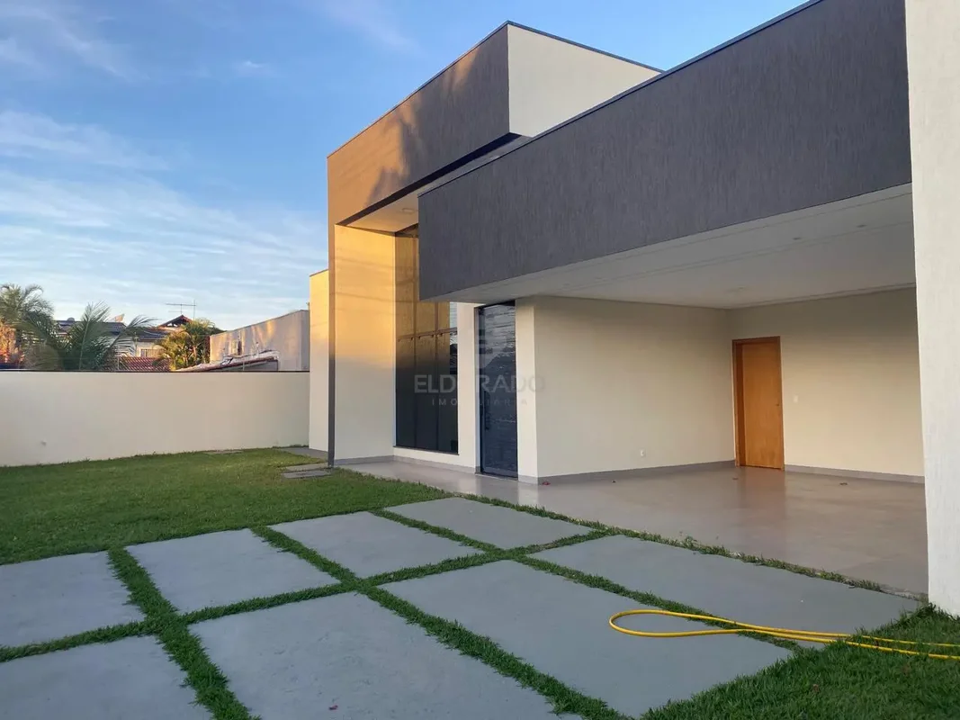 Belíssima residência moderna localizada em condomínio fechado, em terreno de 600...