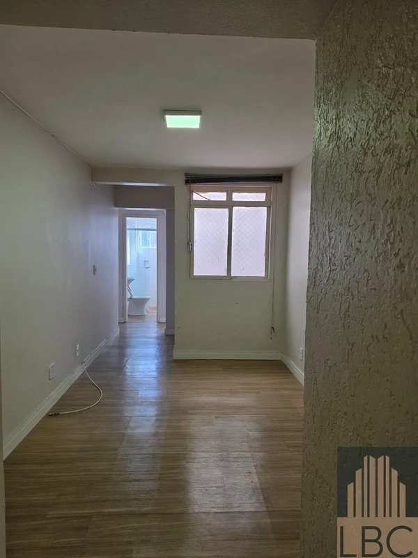Descubra um apartamento confortável e prático no coração de Brasília, na SCRN 71...