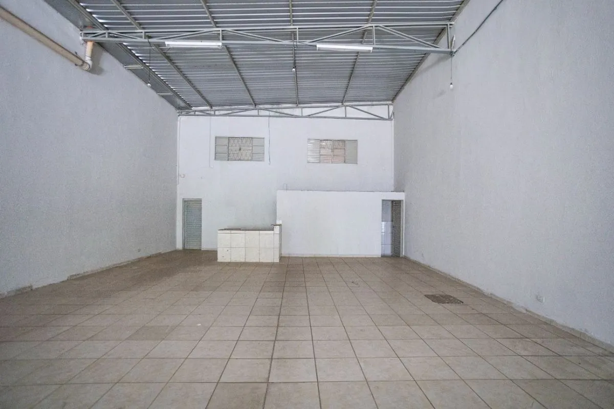 Loja com Área edificada de 230,00m², sendo 200,00m2 de loja, 30,00m²Imóvel pront...