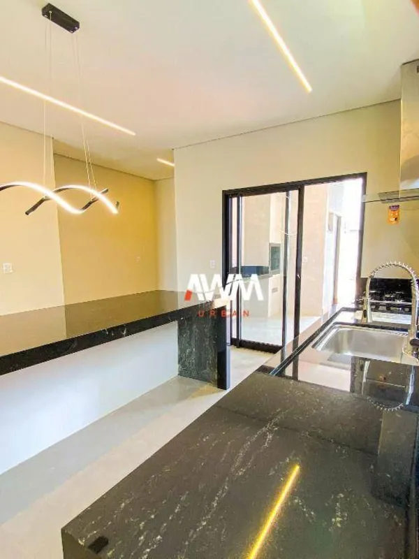 180 m² de área construída | 360 m² de terreno | 4 suítes | 2 vagas de garagemRes...