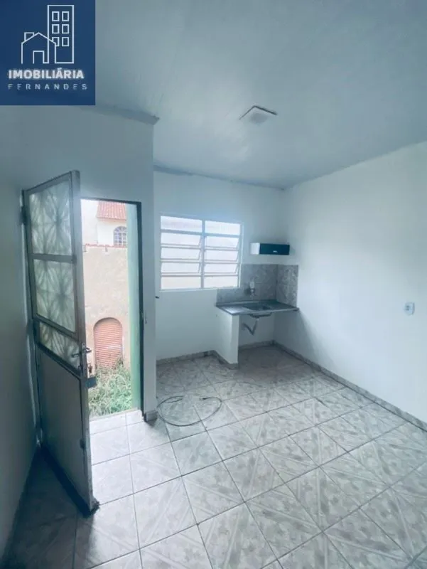 IMOBILIÁRIA FERNANDES aluga apartamento na Quadra 25 do Setor Leste, no qual pos...