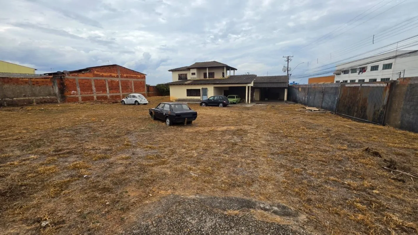 LOTE 1.450 M², PLANO COMERCIAL/RESIDENCIAL DE FRENTE PARA A RUA PRINCIPAL RUA 89...