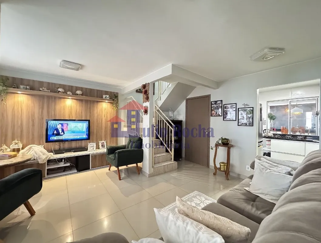 JULIO ROCHA IMOBILIÁRIA VENDE!MARAVILHOSA CASA DE TRÊS QUARTOS, REFORMADA NO JAR...