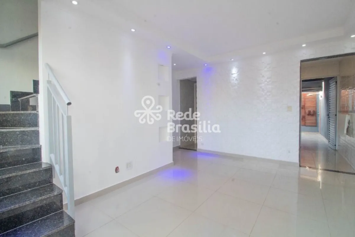 Apresentamos uma casa aconchegante disponível para locação na QC 09, perfeita pa...