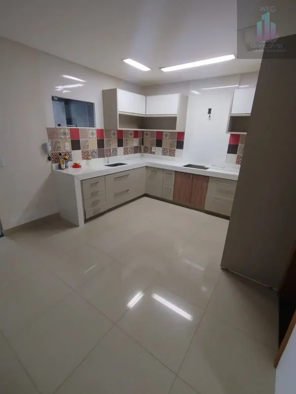 Sobrado, localizada bairro Jardim América, em Goiânia. Com 270 m² de área útil, ...