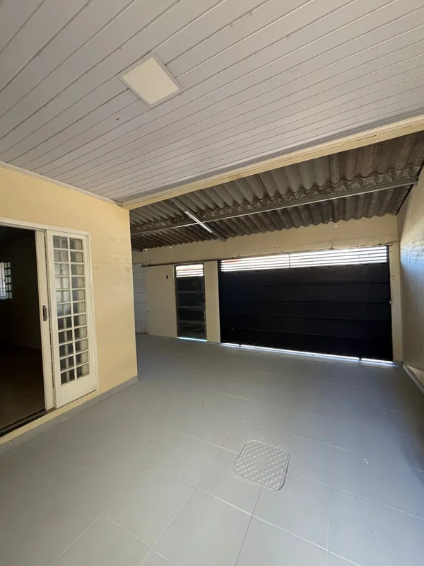 Descubra uma casa confortável e prática na QR 217 Conjunto J, em Santa Maria, DF...
