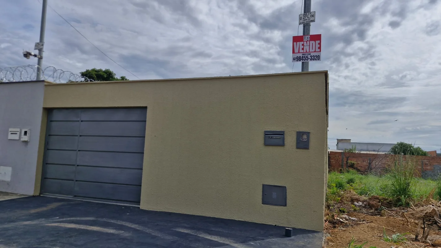 CASA REFORMADA COM EXCELENTE ÁREA NA FRENTE E QUINTAL NO FUNDOA casa possui 2 qu...