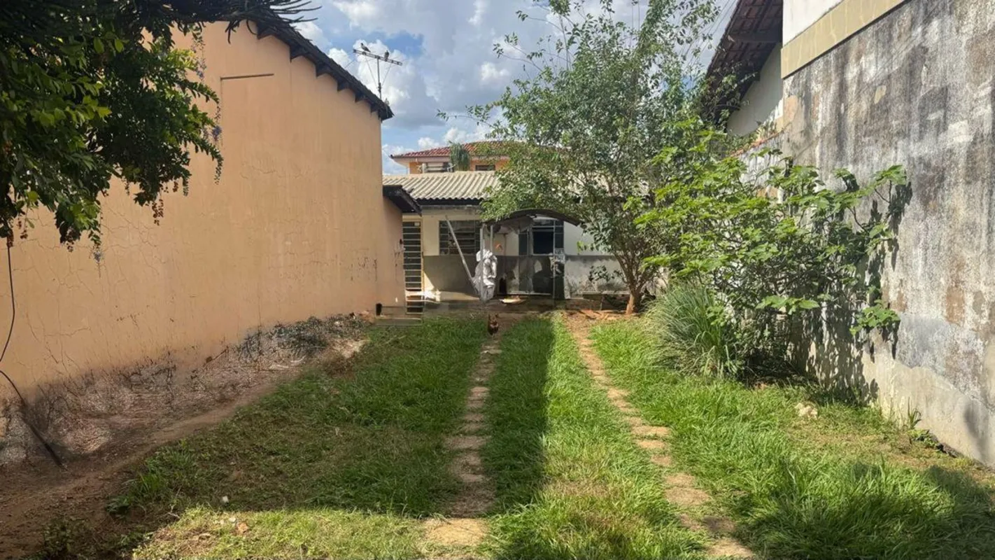 Vende-se uma Casa Térrea no Setor Coimbra, Excelente localização. Casa 01, 03 qu...