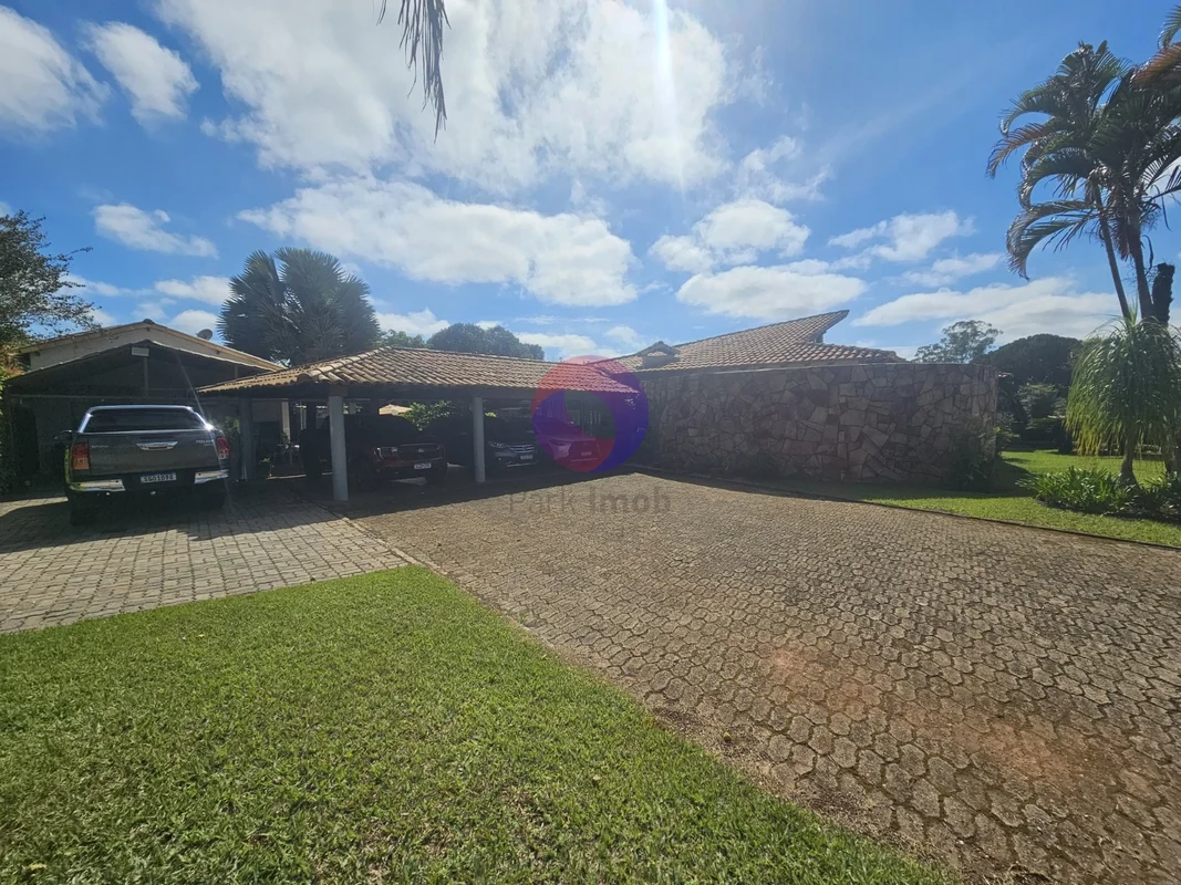 Uma linda casa CLÁSSICA toda em IPÊ no melhor conjunto da quadra 17 do Park Way....