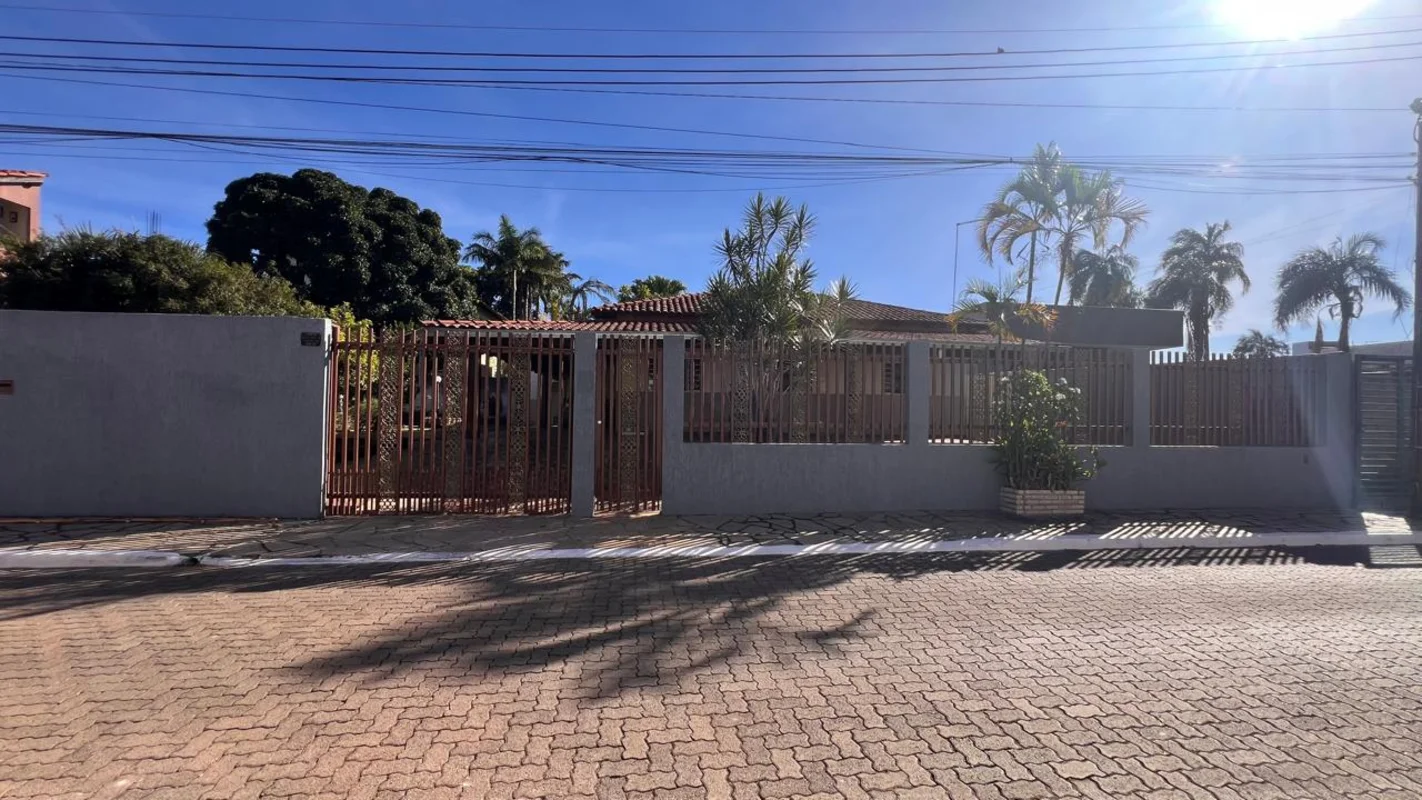 Condomínio “Olhos D’Agua”,Casa térrea, 3 quartos, sendo 1 suite;Sala ampla (3 am...