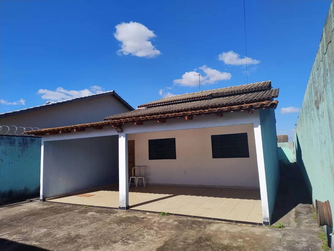 VENDE CASA, COM TRÊS QUARTOS, UMA SUÍTE, BANHEIRO SOCIAL, SOZINHA EM LOTE DE 250...