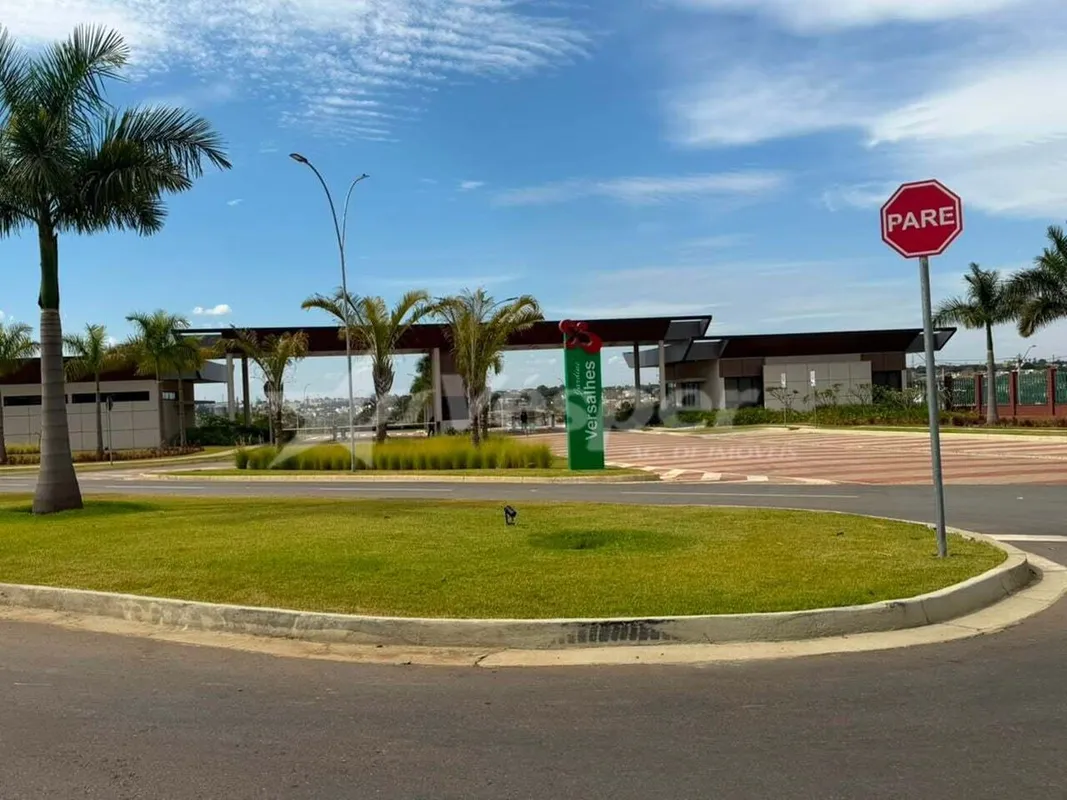 Lote à venda com 267,66m² no condomínio fechado Residencial Jardins Versalhes, e...