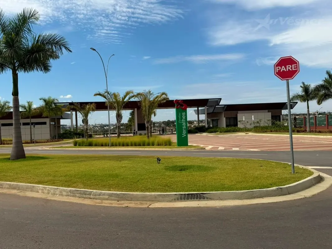 Lote à venda com 267,66m² no condomínio fechado Residencial Jardins Versalhes, e...