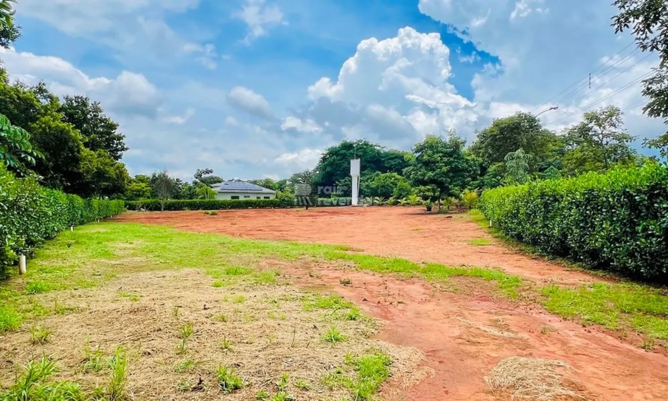 Este lote de 5 .006 m² está localizado na Alameda Rezedá, via principal do Condo...