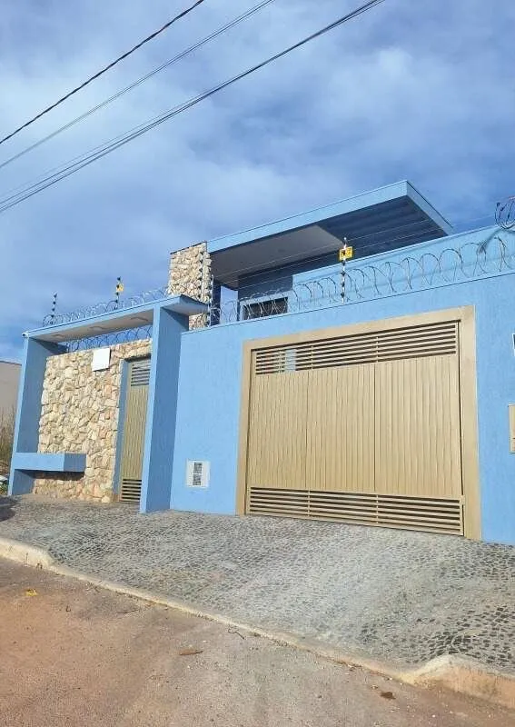 Casa Jamil MiguelAlarme,câmeras,despensa com armários,03 suítes com armários,per...