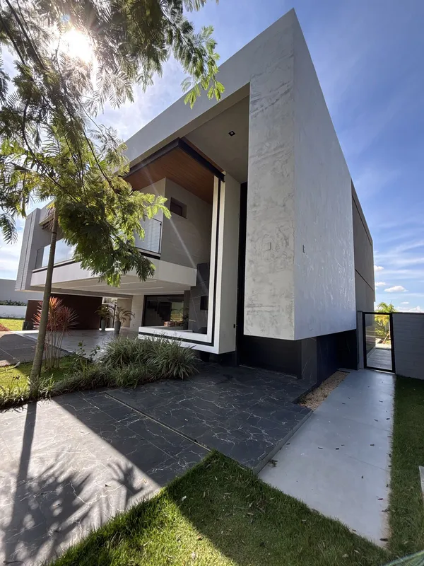 Há casas que impressionam. Outras encantam. E existem aquelas que despertam o de...