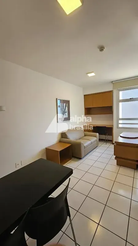 Kitnet Mobiliada 25m²Sala com sofá e rack para computadorQuarto com cama de casa...