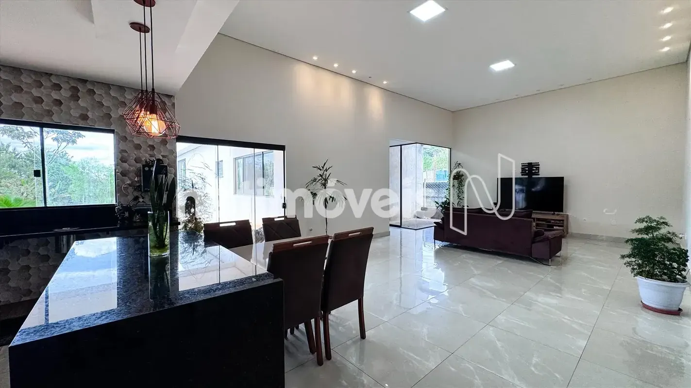 Esta casa térrea nova encontra-se em fase de acabamento e foi concebida com um p...