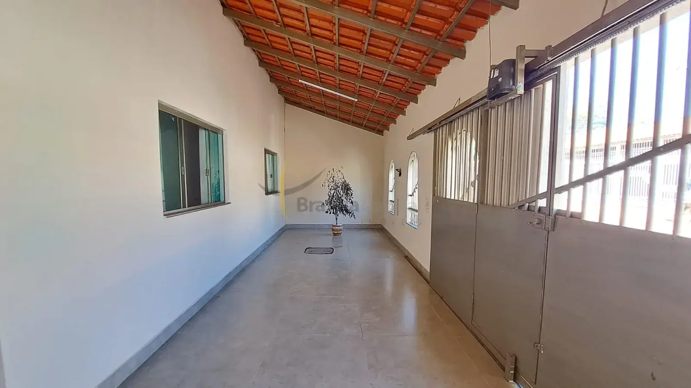 Excelente casa de fundos na QNM 38 (parte de baixo) M Norte.Composta por: -Sala;...