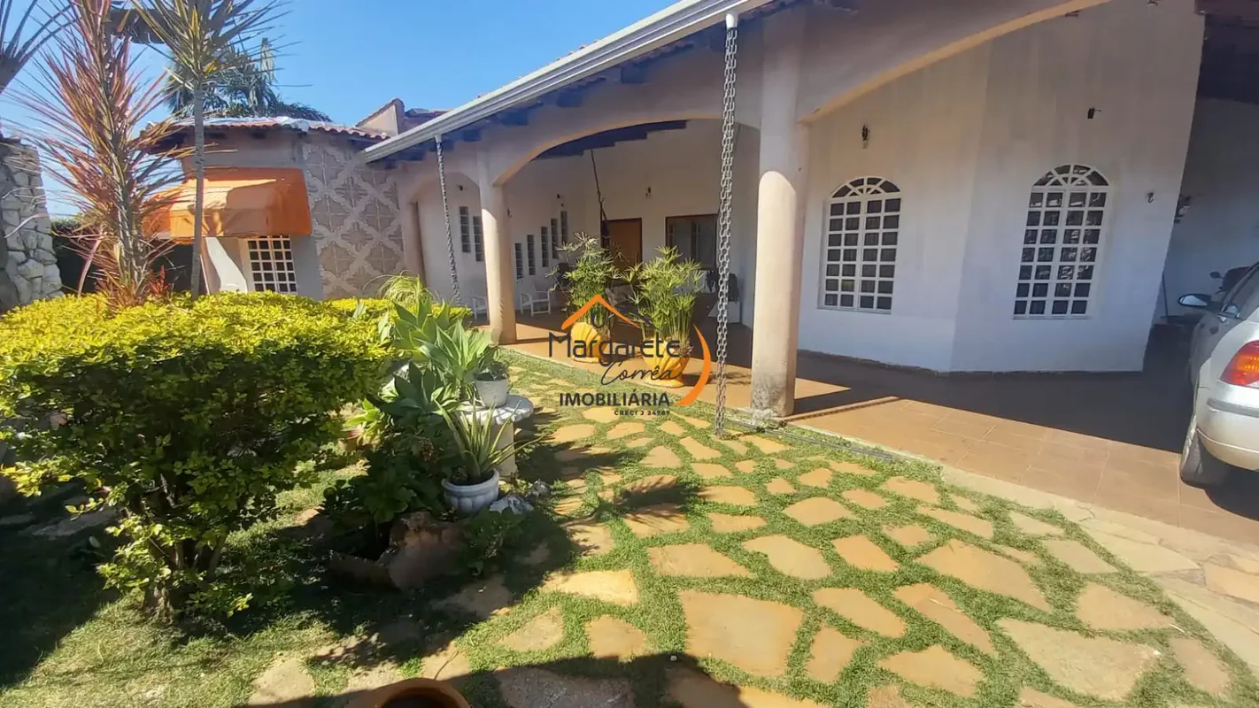 Imobiliária Margarete Corrêa vende casa térrea no Condomínio Vivendas Lago Azul....