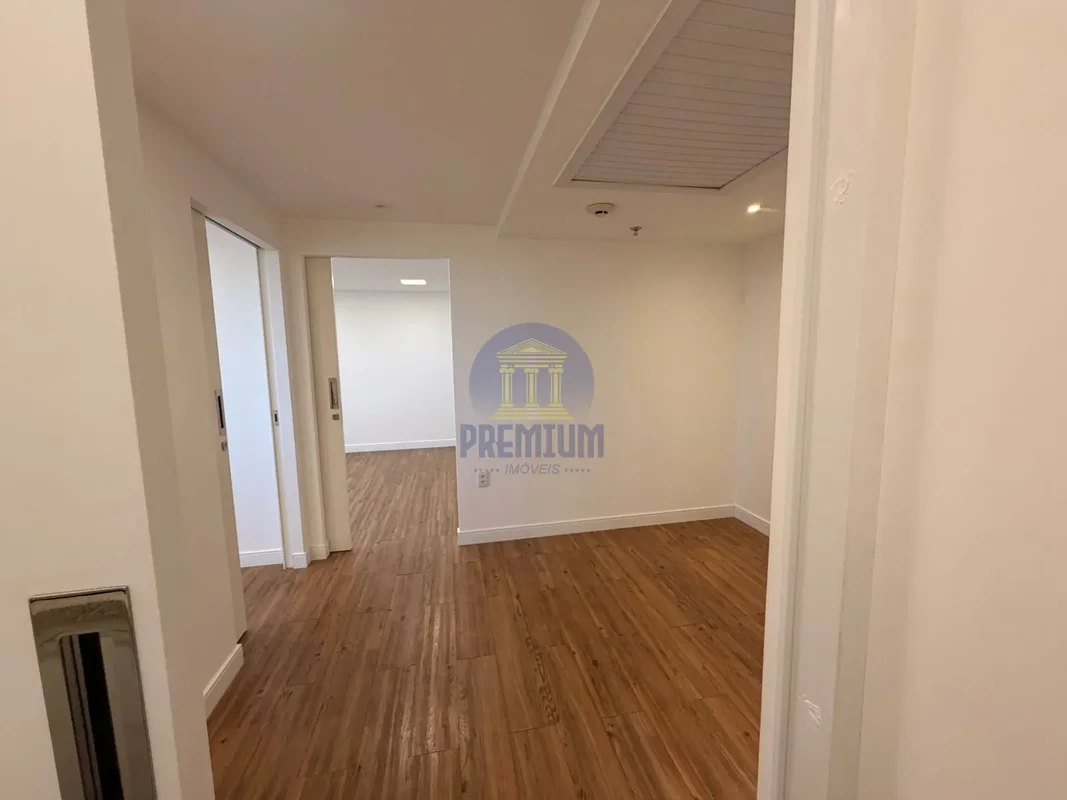 Sala comercial no Ed. Brasil21 - Bloco E- Sala em 04 ambientes: Recepção, copa, ...