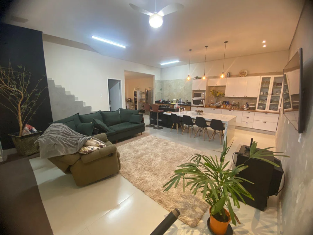 Descubra um lar especial na QS 14, Riacho Fundo, DF: um sobrado de 200 m² pensad...
