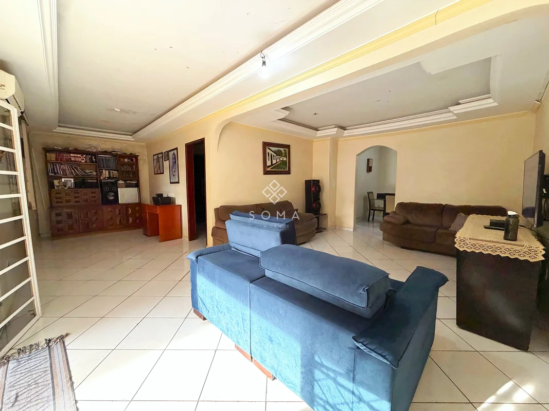 ESPECIFICAÇÕES DA CASA:- 300m²- Sala ampla para dois ambientes- Cozinha com banc...