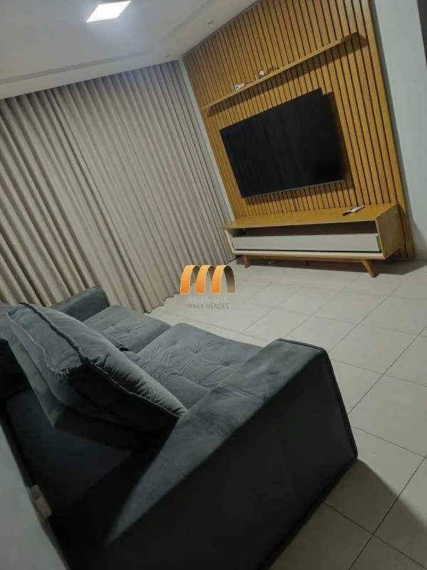 3 quartos (sendo 1 suíte), 2 banheiros, sala com sofá e TV, cama, geladeira, mic...
