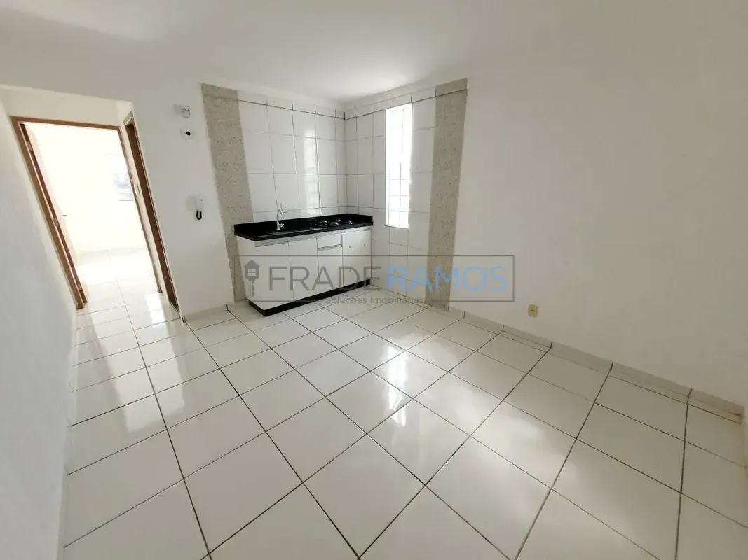 Apartamento disponível para locação com:- 1 quarto amplo;- Sala e cozinha americ...