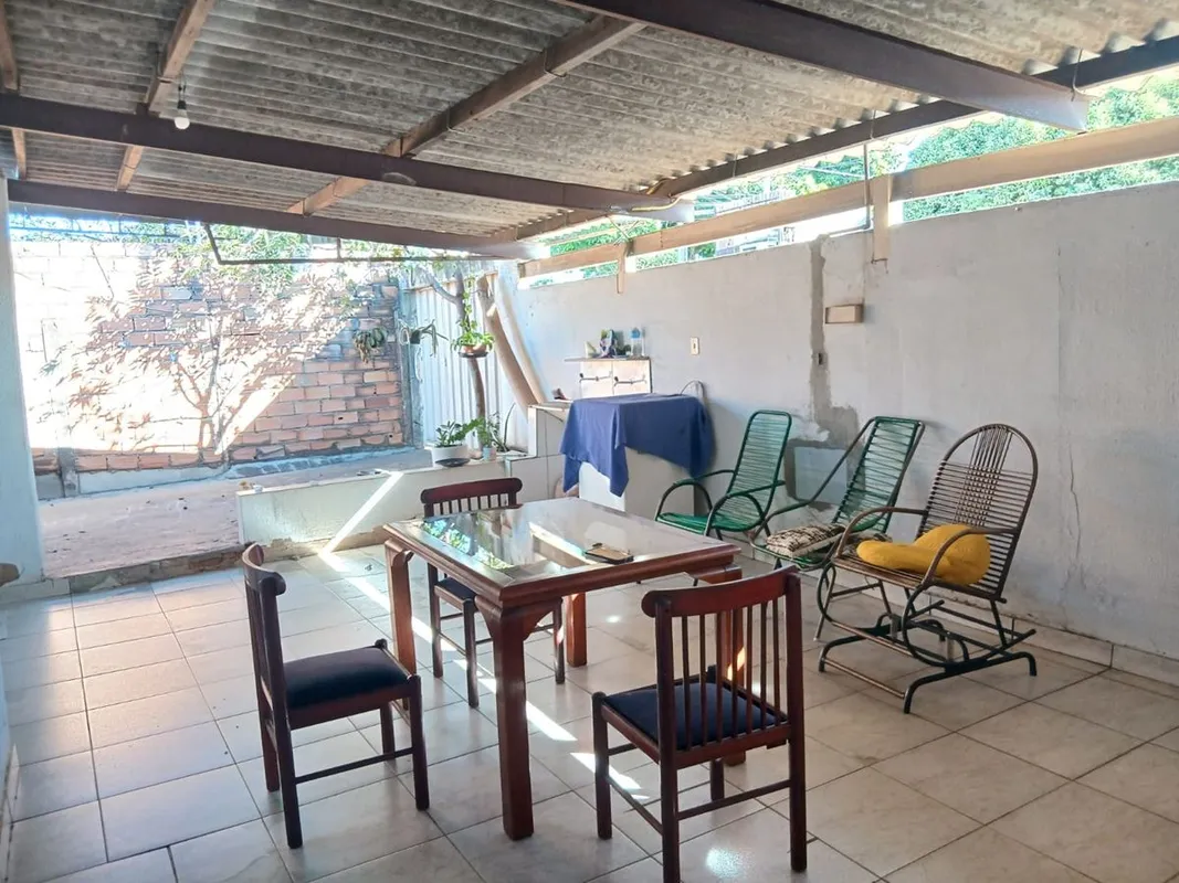 Terreno : 372 m²Edificado: 237,831 casa: área: garagem para dois carrosSalaCozin...