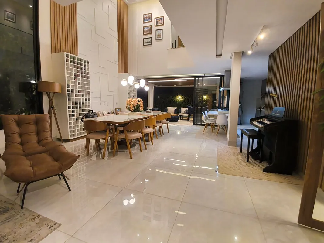 ?? 3 suítes, sendo 1 master com closet?? Sala para 3 ambientes com pé-direito du...