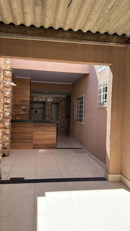 220 M² Lote / 179 M² Construída 3 Quartos 1 Suíte 3 Banheiros Sala para 2 Ambien...