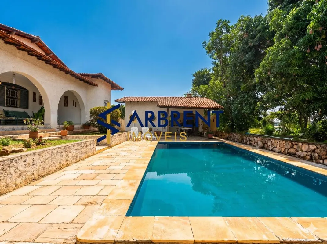 312 m² de área construída | Lote 776 m² + 400 m² de área verde | 4 quartos + esc...